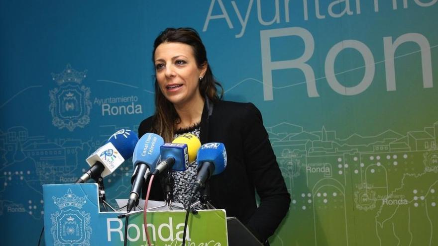 La alcaldesa de Ronda, María Paz Fernández (PP) en rueda de prensa