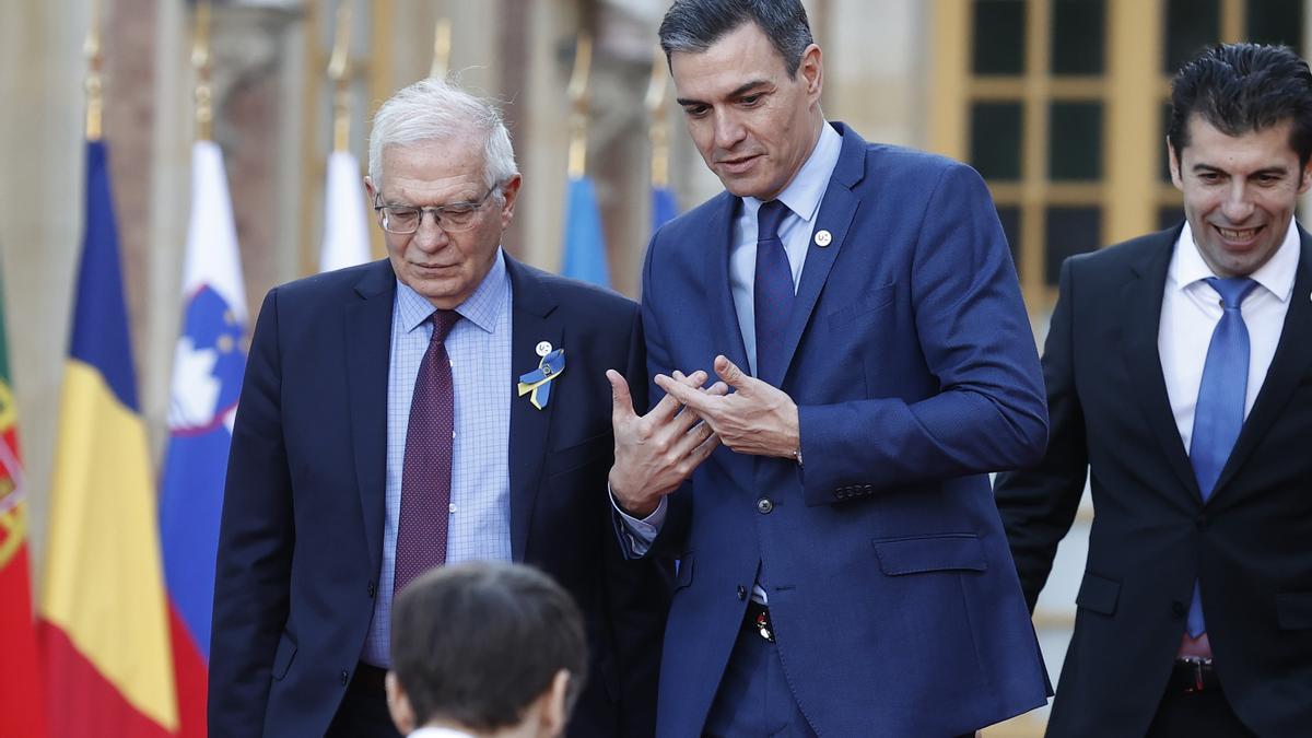 El presidente Pedro Sánchez (c) conversa con el alto comisionado de la UE para la Política Exterior, Josep Borrell.