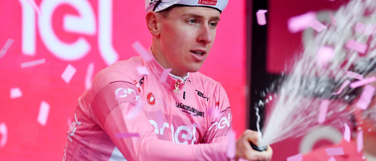Tadej Pogacar da otra lección en la etapa reina y disfruta su liderato en el Giro de Italia