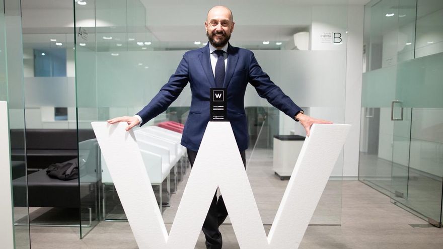 El dentista pontevedrés Ángel Lorenzo, con el premio.