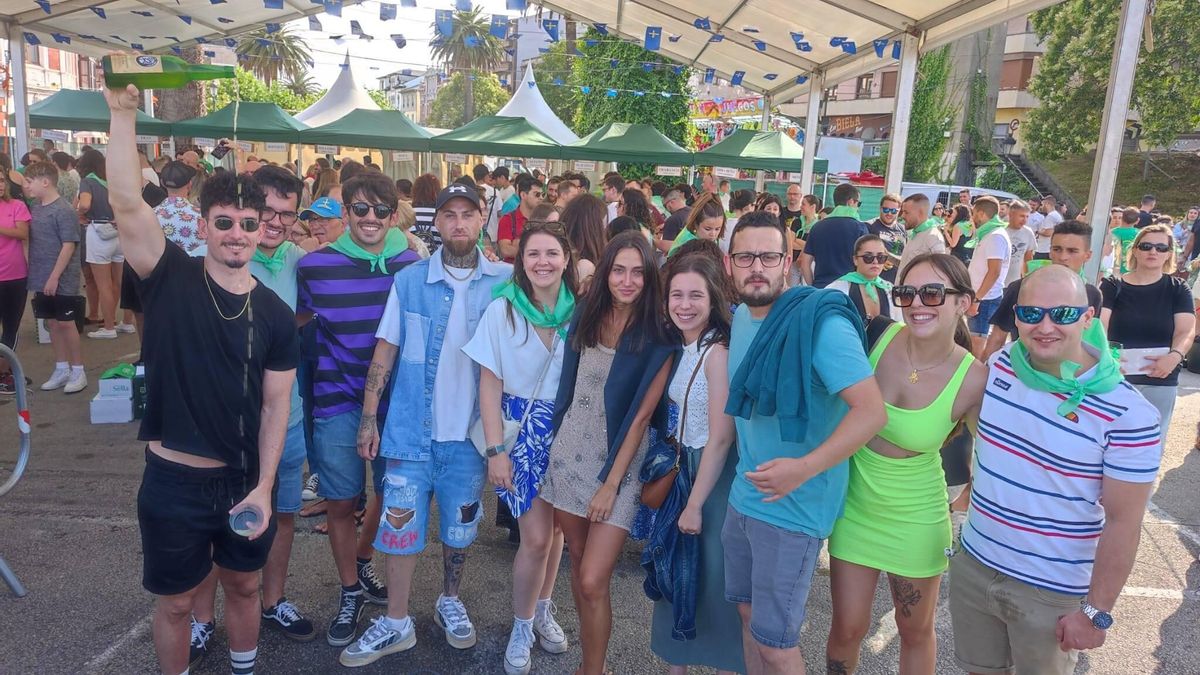 Diego Romero (tercero por la izquierda), con su pandilla de amigos, en Navia, en la edición del año pasado.