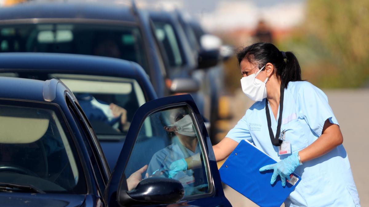 Largas colas para someterse a una PCR en La Fe