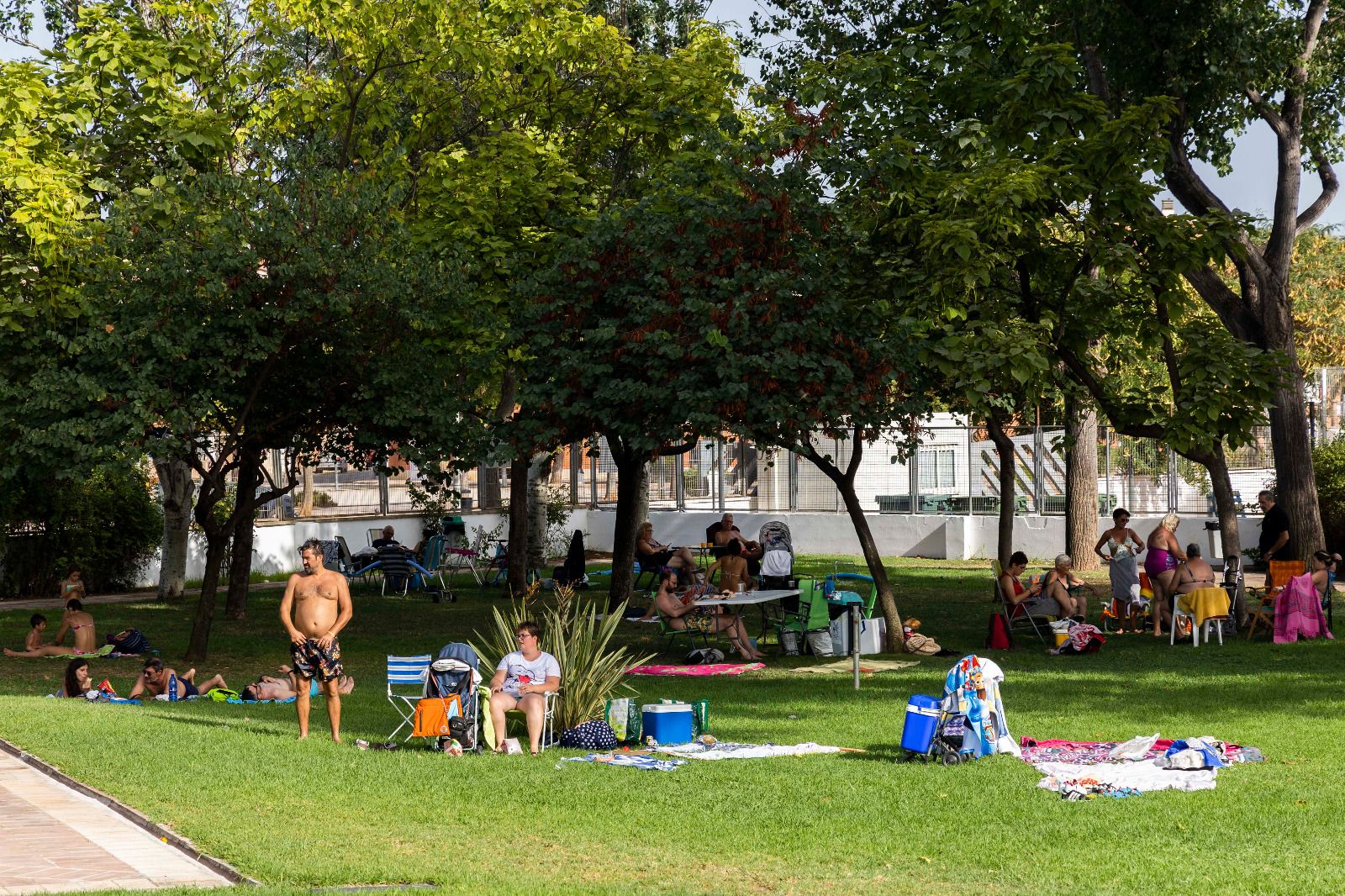 La piscina de Silla, gratis en la ola de calor, repleta de gente