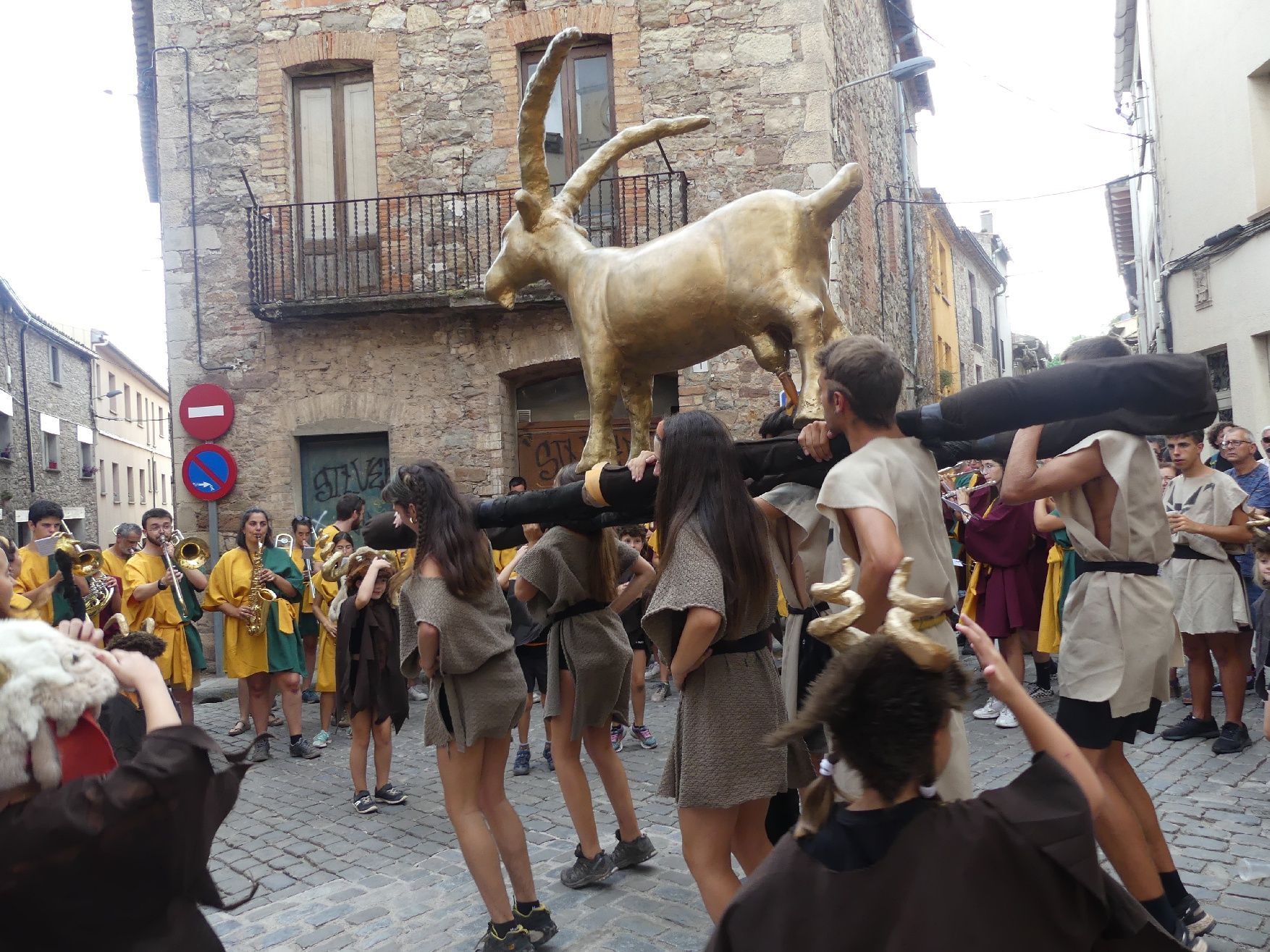 La Cabra d'Or omple de música i dansa el nucli antic de Moià