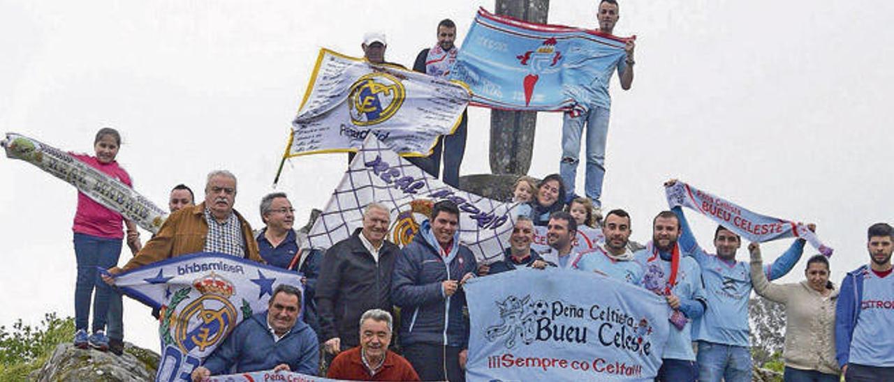 Componentes de la Peña Bueu Celeste y de la Peña Madridista Morrazo, ayer, ante la Cruz de Ermelo. // Gonzalo Núñez