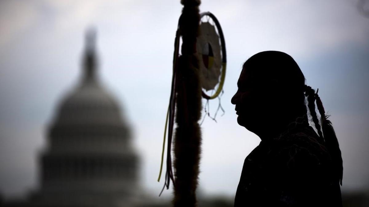 Un miembro de los Sioux en Dakota durante una protesta en contra de la construccion del oleoducto de Keystone XL en 2014.