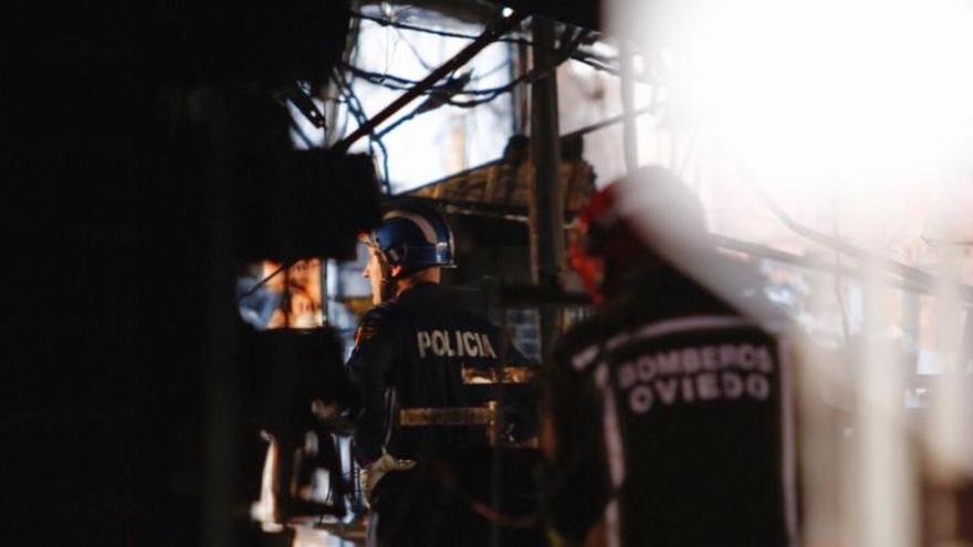 Policía científica y bomberos de Oviedo participan en la investigación que trata de esclarecer las causas del incendio de Pumarín