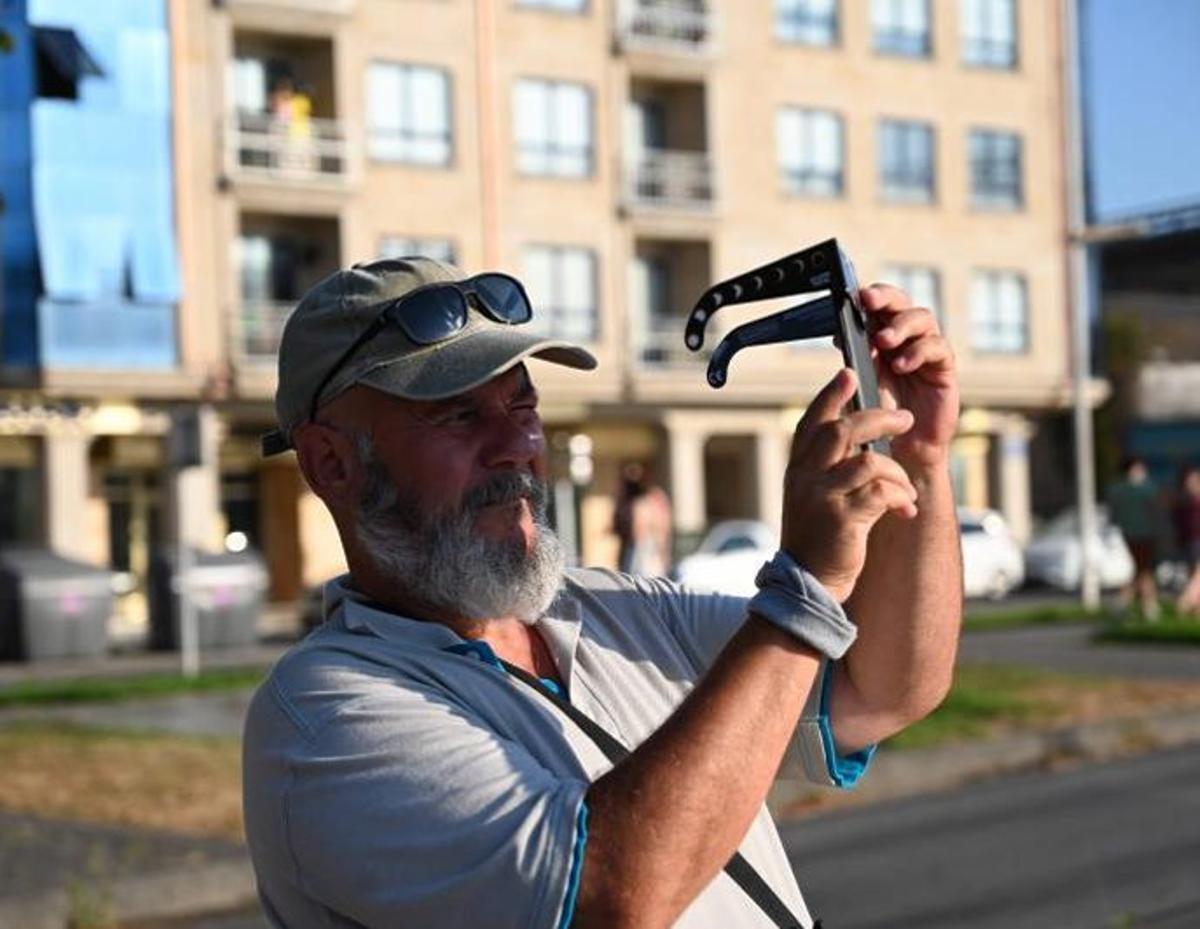 Haciendo fotos durante el eclipse. | RAFA VÁZQUEZ