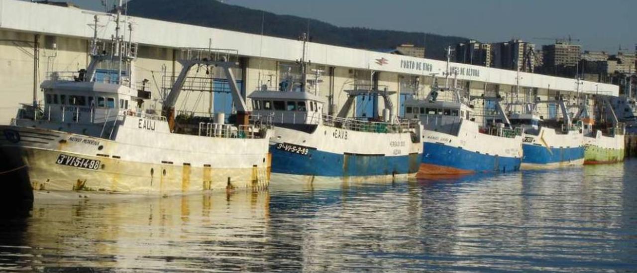 Barcos de la flota de Gran Sol amarrados en el puerto de Vigo en una foto de archivo. // FdV