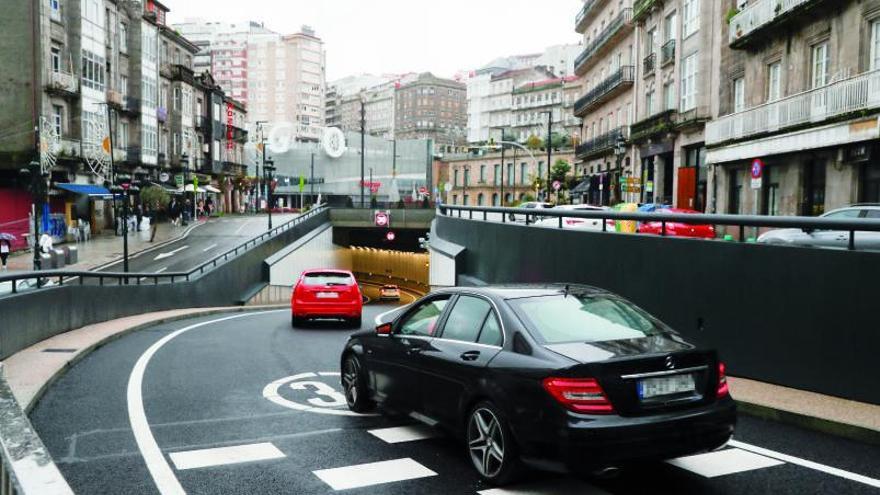 Varios vehículos acceden a la autopista AP-9 a través del túnel de Lepanto.