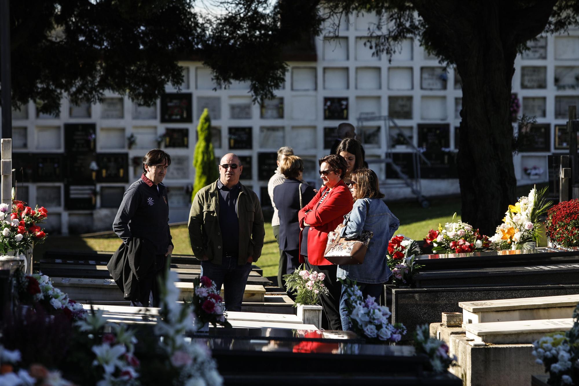 La celebración del día de Todos los Santos en el cementerio El Salvador de Oviedo.