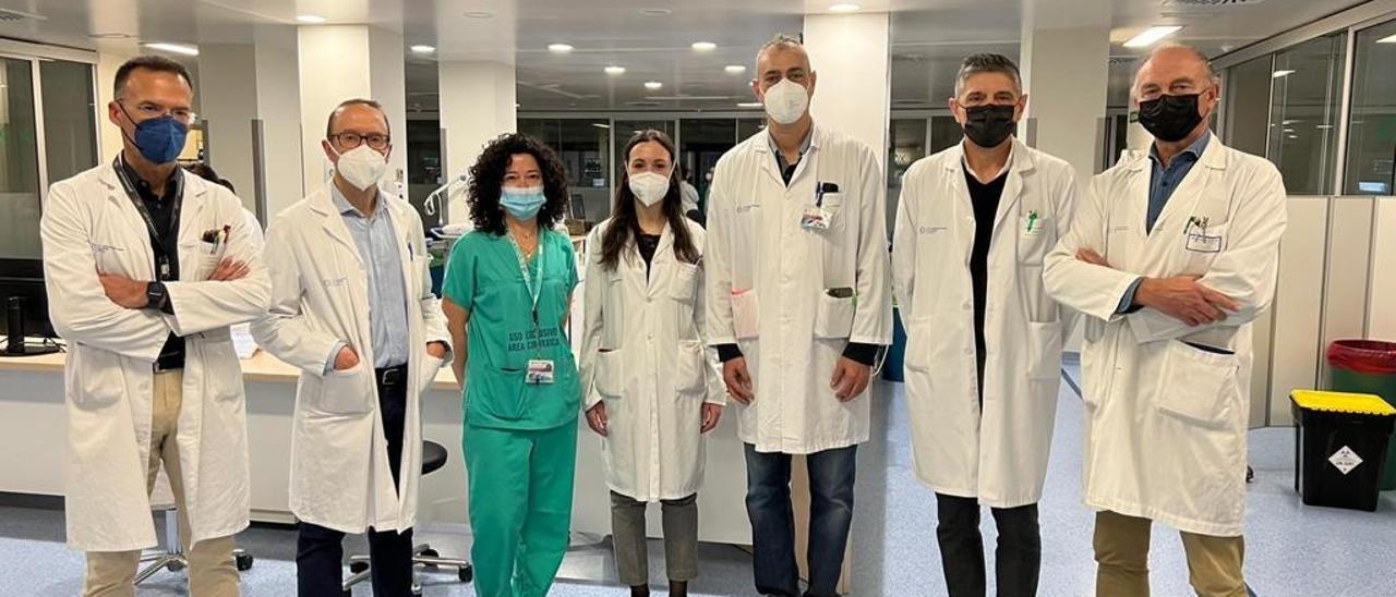 Parte del equipo que participó en la intervención. De izquierda a derecha, el jefe de Cirugía Vascular, el doctor Encisa; el jefe de Cirugía Cardíaca, el doctor Legarra; la anestesista, la doctora Varela; la cirujana cardíaca, Beatriz Acuña; el cirujano doctor Carracedo; el urólogo Benito Rodríguez y el jefe de Urología, el doctor Barros.