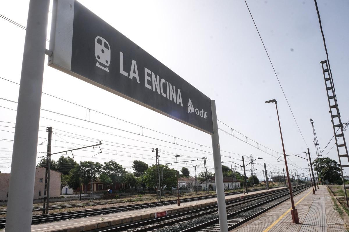 Estación de ancho convencional de La Encina, en cuyas proximidades se construye la bifurcación de alta velocidad hacia València y Barcelona.