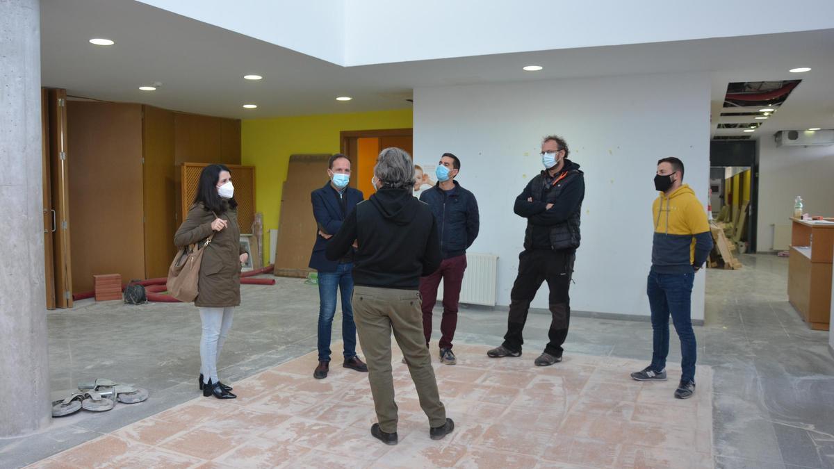 La visita de los alcaldes a la residencia de mayores de Pinoso.