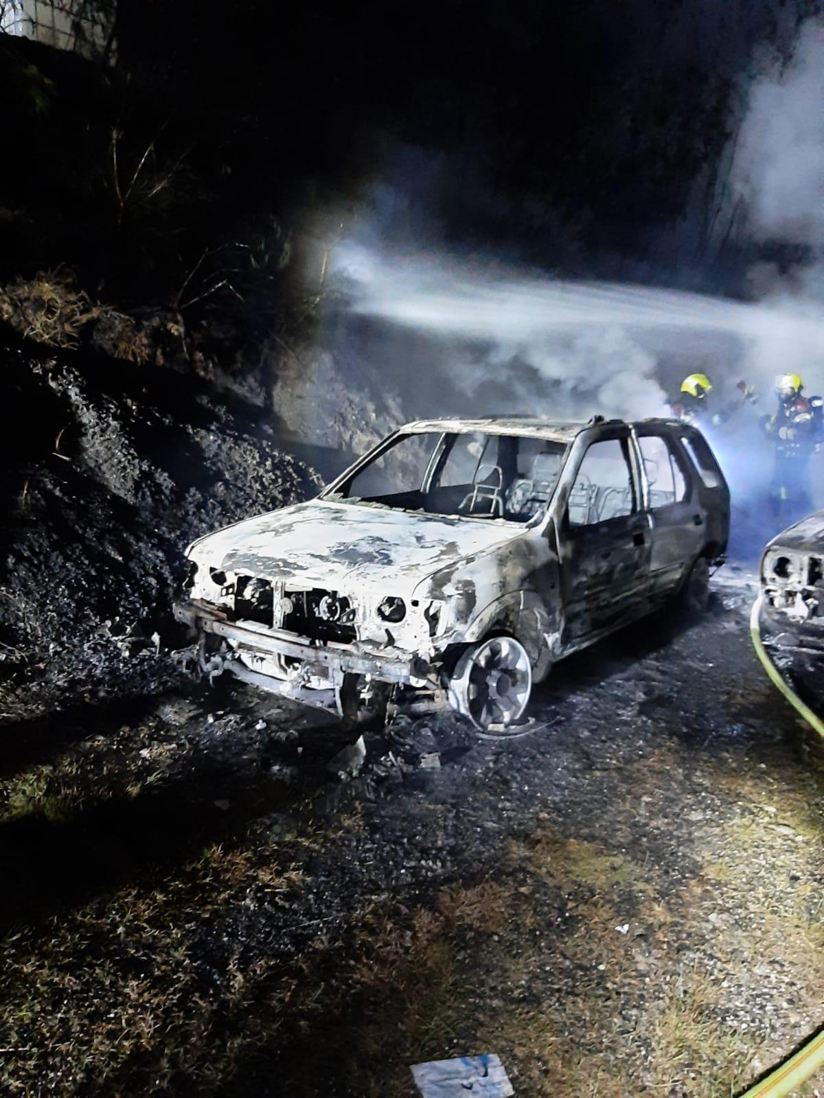 Un incendio arrasa una casa prefabricada y dos coches en Cerdedo-Cotobade