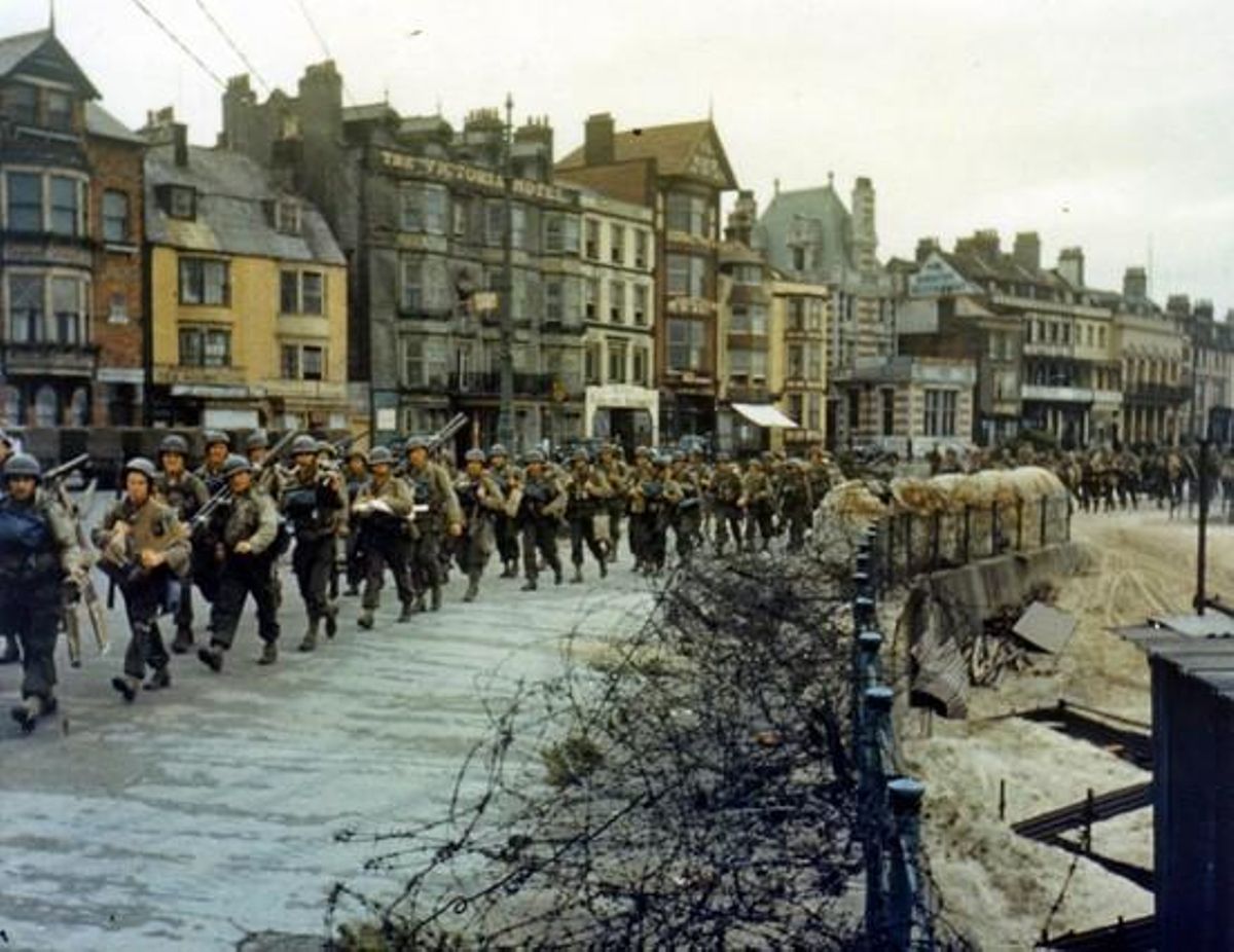 Soldats britànics a Weymouth, Anglaterra, es disposen a embarcar amb destí a França.