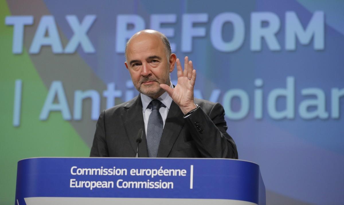 BRU02 BRUSELAS (BÉLGICA) 26/10/2016.- El comisario de Fiscalidad, Pierre Moscovici, presenta una iniciativa legislativa sobre fiscalidad corporativa en Bruselas (Bélgica) hoy, 26 de octubre de 2016. EFE/Olivier Hoslet