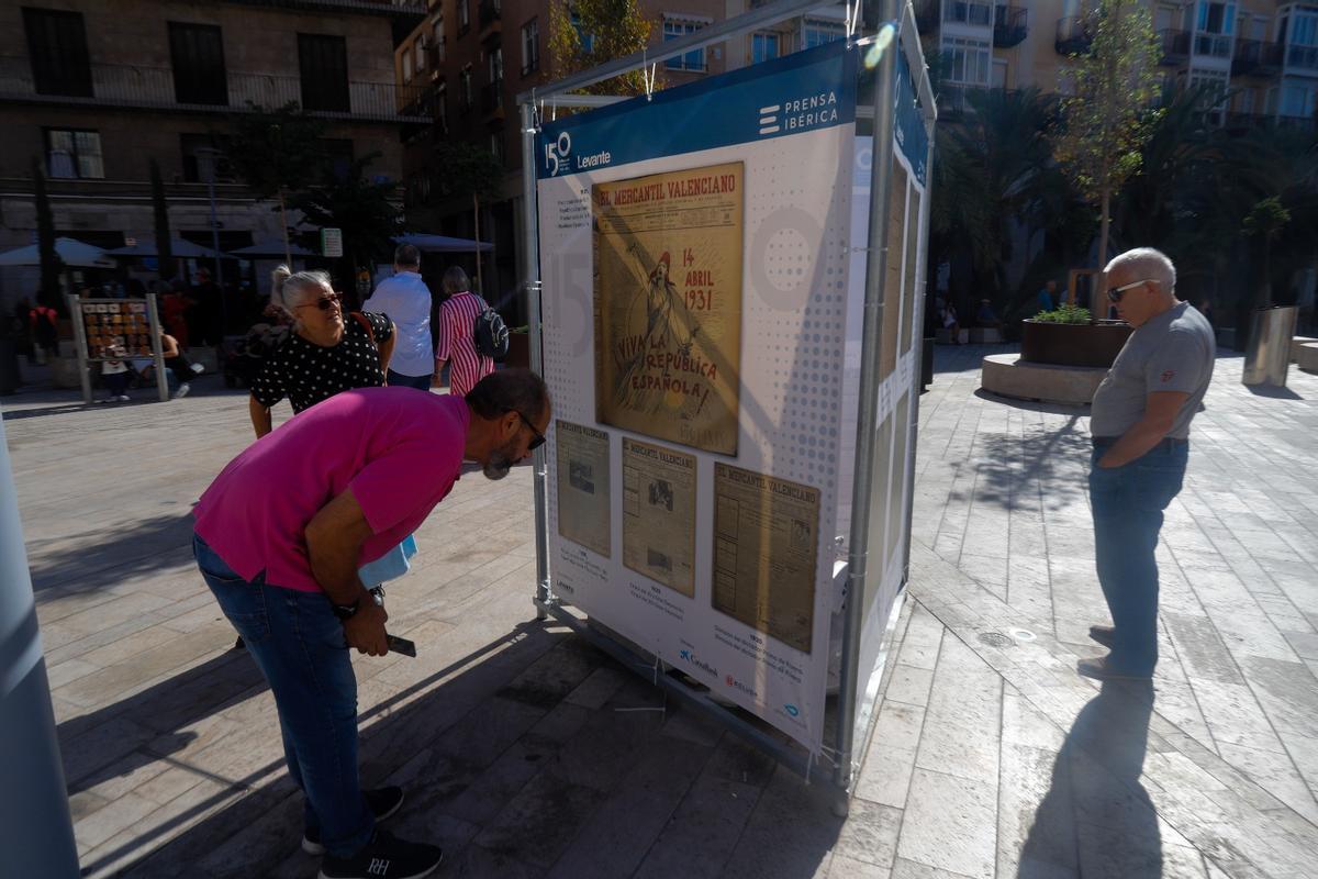 El público descubre la exposición de Levante-EMV en la plaza de la Reina de València El público descubre la exposición de Levante-EMV en la plaza de la Reina de València