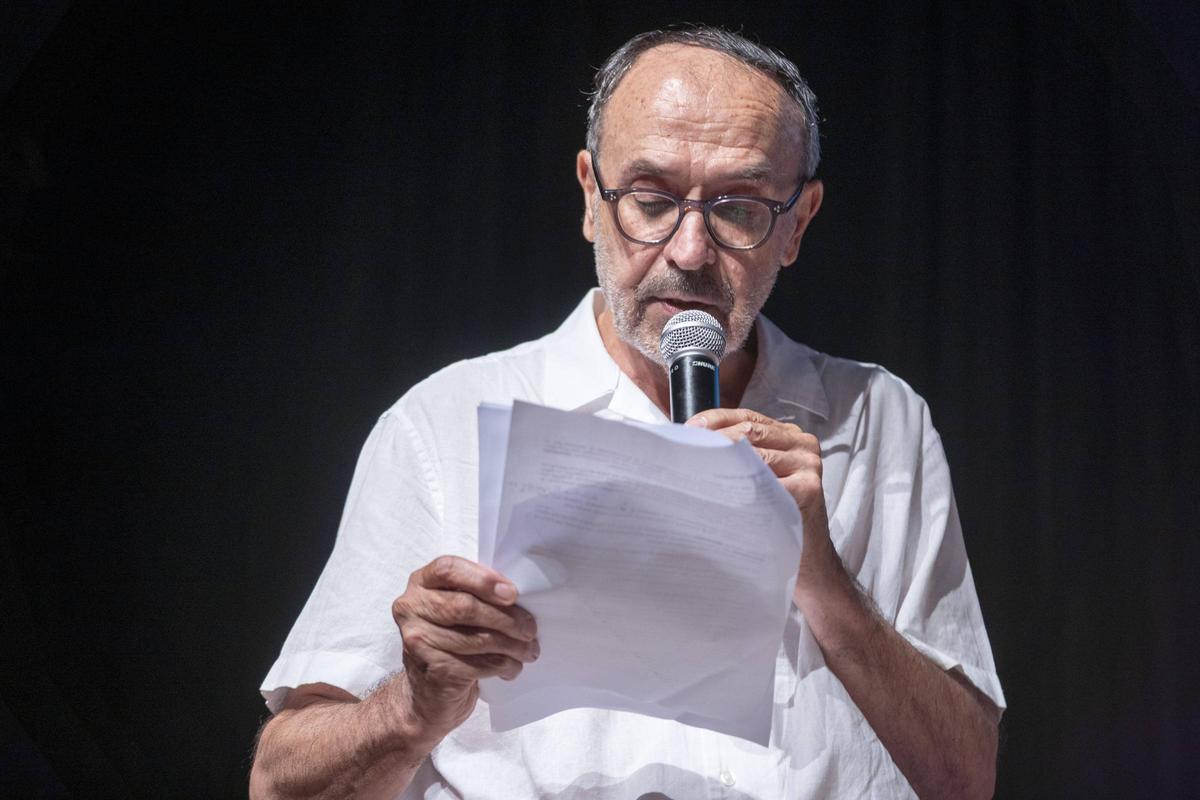Fernando Malverde, explicant la història de l'exili republicà a Tolosa de Llenguado, dimecres, a la Sala Petita del Kursaal