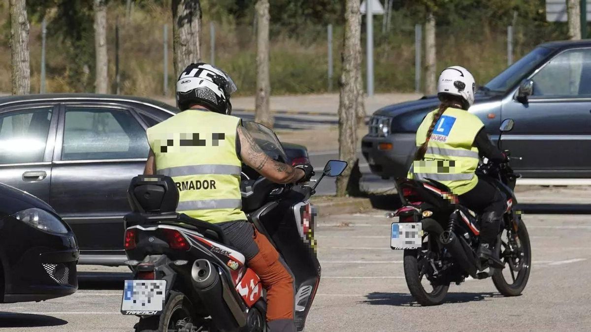 Dues motos d'autoescola fent pràctiques a Sant Gregori, en una foto d'arxiu.