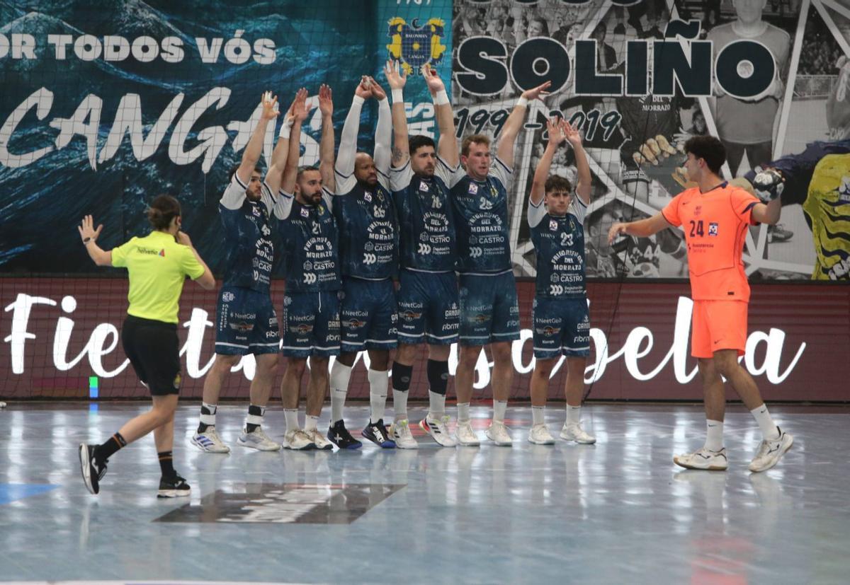 Los jugadores del Frigoríficos del Morrazo hacen una barrera en el partido ante el Fútbol Club Barcelona.