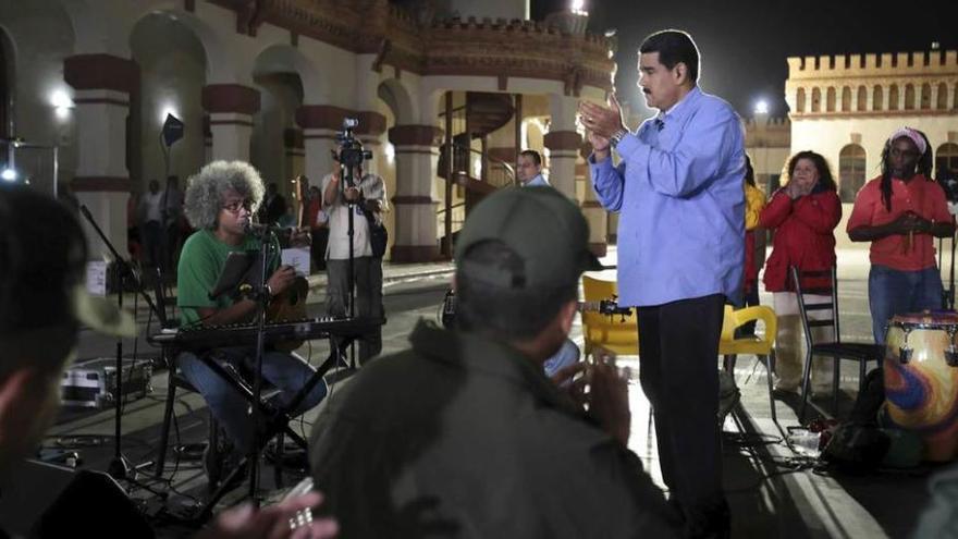 El presidente venezolano aplaude durante la emisión de su programa &quot;En contacto con Maduro&quot;, el martes por la noche.