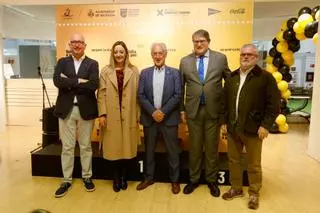 Inauguración de la exposición 'Volta a Peu Valencia: 100 anys en peu' en El Corte Inglés