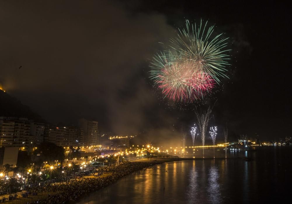 Hermanos Ferrández, que lanzó la palmera desde Benacantil, disparó el primer castillo del concurso del Cocó