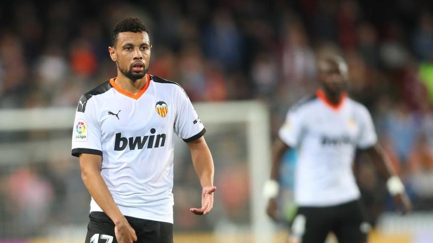 Coquelin se duele del muslo derecho durante el partido ante el Villarreal, el sábado en Mestalla.