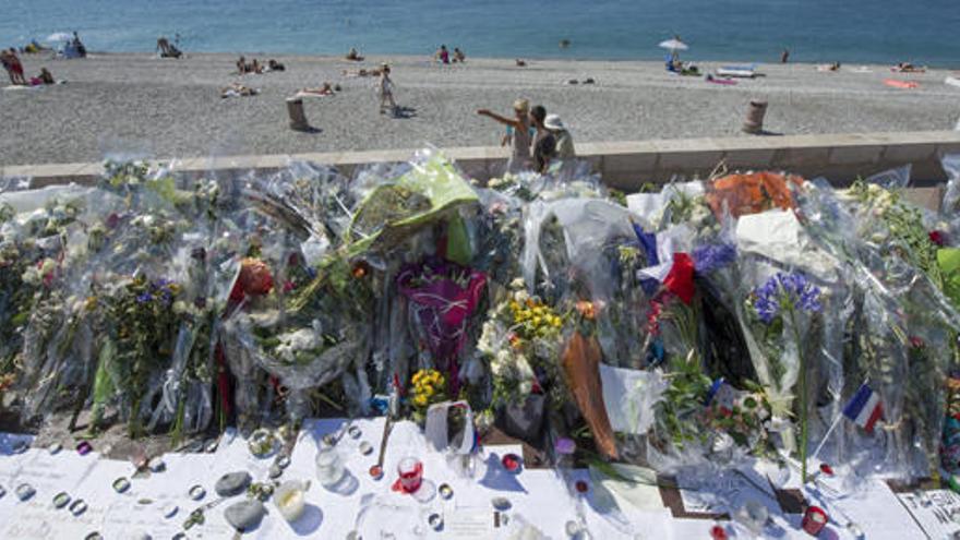 Tributos florales a las víctimas en el Paseo de los Ingleses.