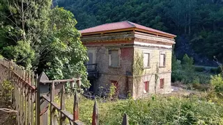 Reforman el tejado de la Botica del Sanatorio de Bustiello, pero los vecinos avisan: "Faltan muchas reformas que hacer"