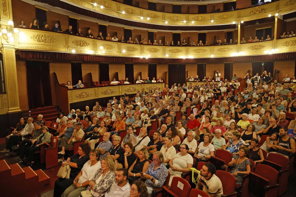 Girona. Teatre Municipal. Inauguracio 26a edicio del FITAG Festival Internacional de Teatre Amateur de Girona. Parlaments Lluc Salellas, Xavier Valenti, Jordi Camps.
