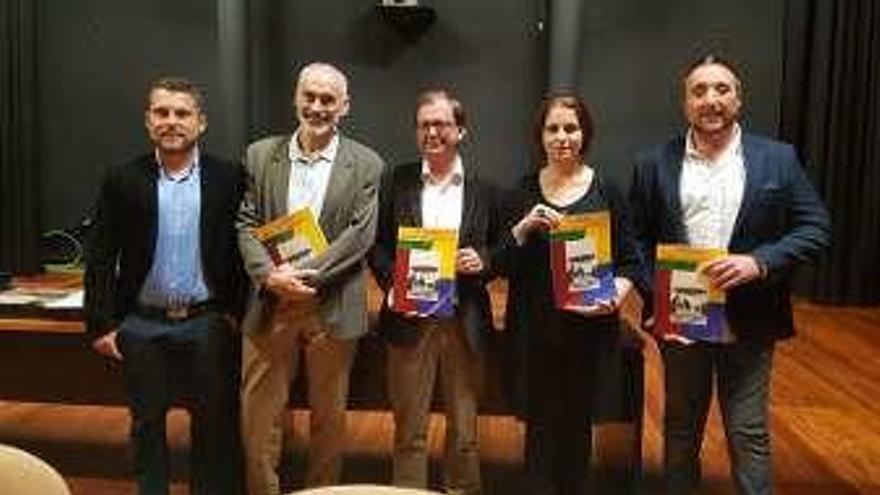 Daniel Álvarez, Luis Fega, Luis Casteleiro, Arancha González y Álex Coterelo, con la revista.