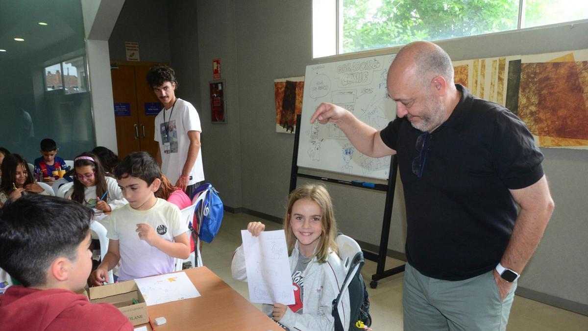 Niños participantes muestran sus creaciones durante el taller impartido por José A. Calvo, “Mónico”.