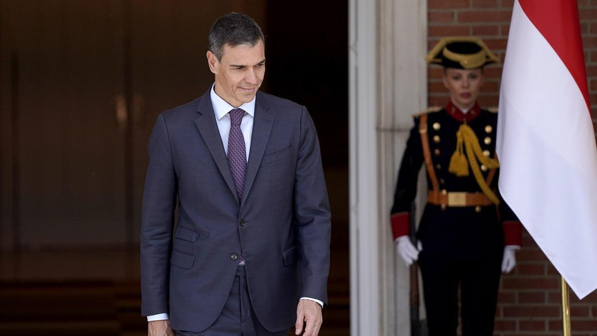 Pedro Sánchez, presidente del Gobierno, junto a Alberto II, príncipe soberano del Principado de Mónaco, en Moncloa.
