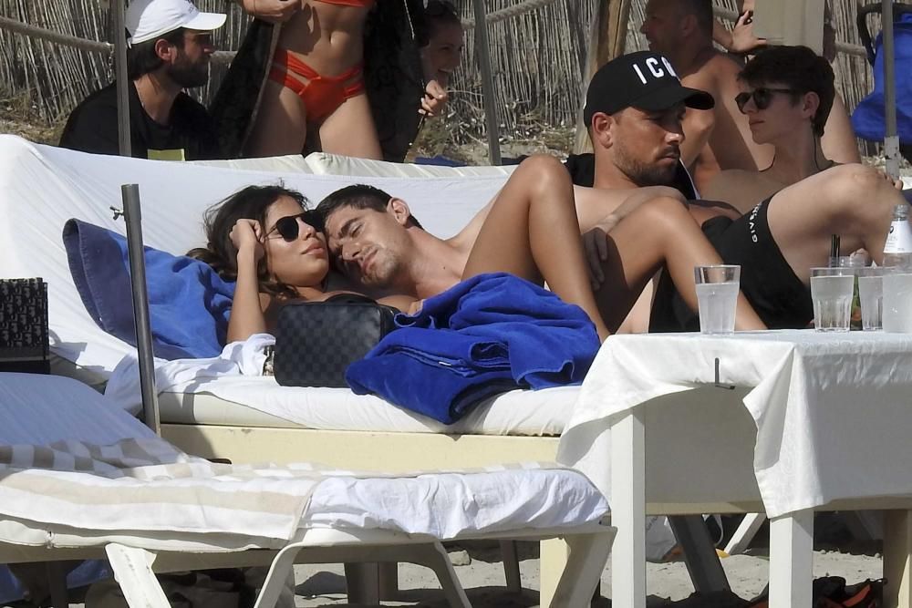 Courtois, con una amiga en Ibiza