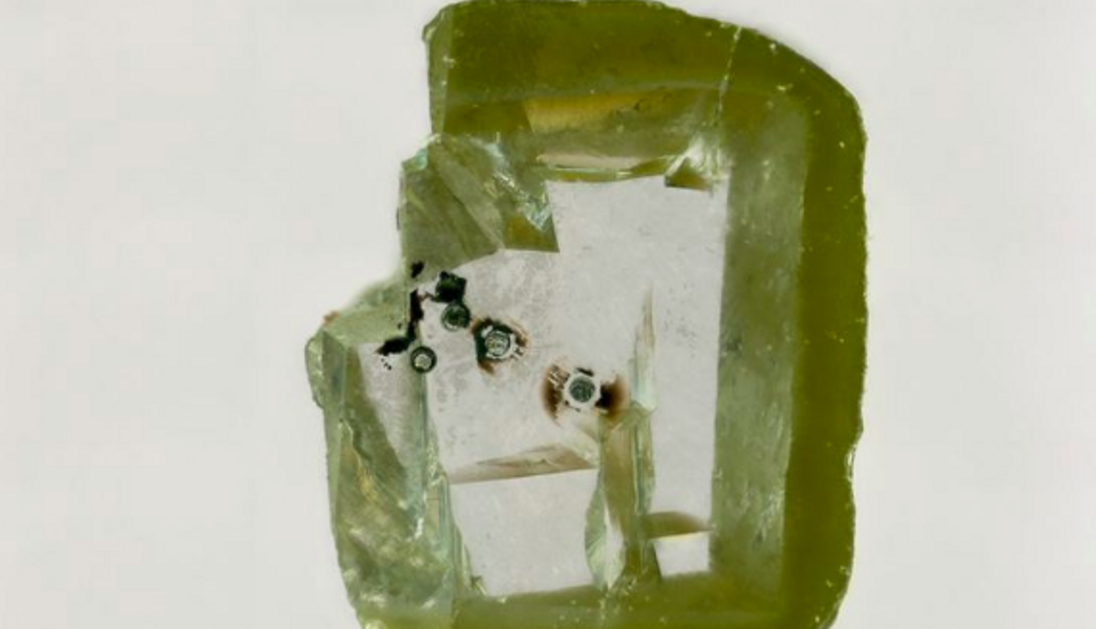 Davemaoita, un mineral inèdit que diu molt de l’evolució de la Terra