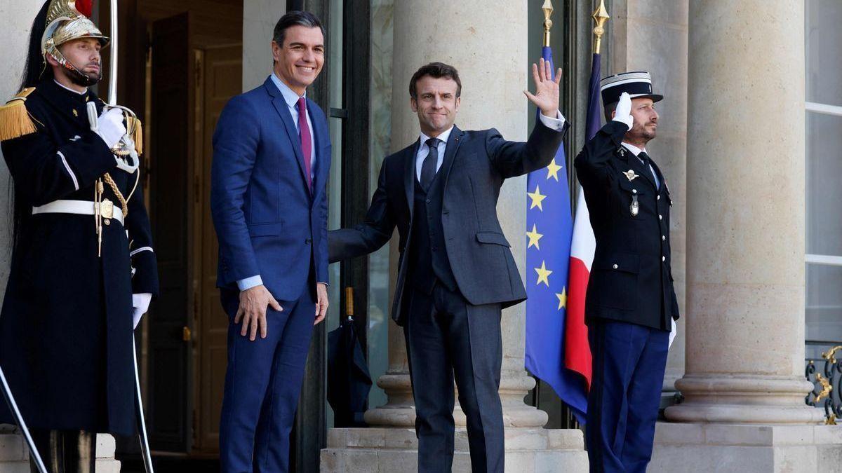 El presidente del Gobierno, Pedro Sánchez, con el presidente de la República francesa, Emmanuel Macron.