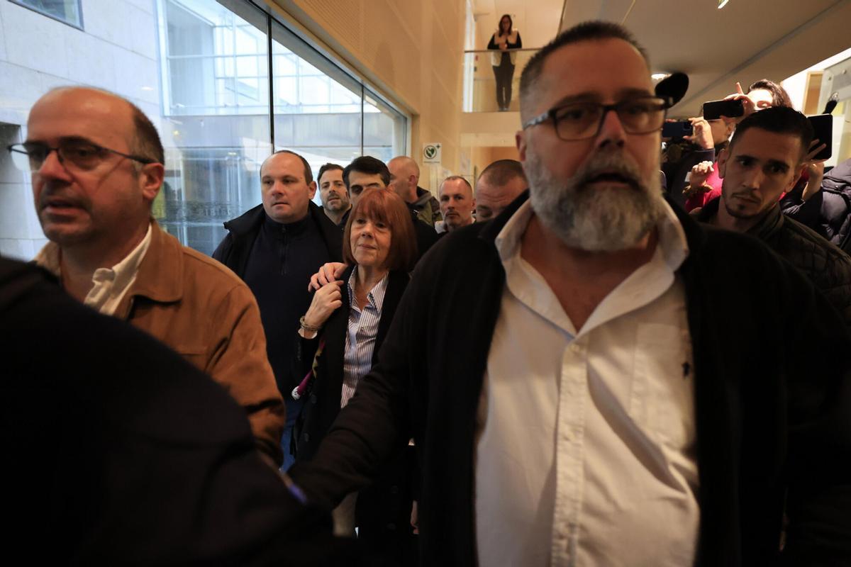 Avignon (France), 02/12/2024.- Gisele Pelicot (C) arrives at the criminal court where her husband Dominique Pelicot is on trial in Avignon, South of France, 19 December 2024. Judges will hand down verdicts on 51 men in the mass rape trial in which Dominique Pelicot is accused of drugging and raping his then-wife, Gisele Pelicot as well as inviting dozens of men to rape her while she was unconscious at their home in Mazan, France, between 2011 and 2020. (Francia) EFE/EPA/GUILLAUME HORCAJUELO