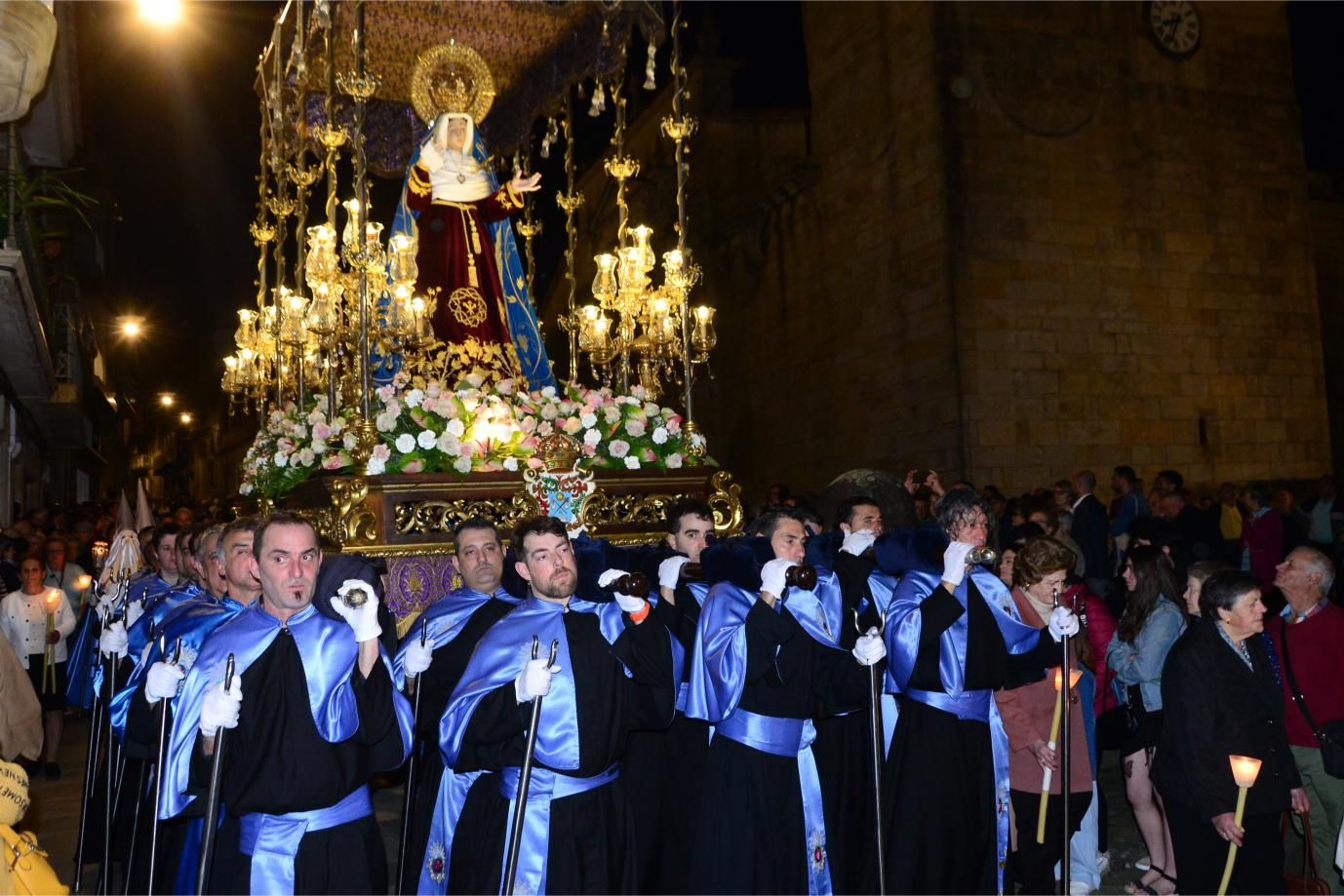 Cangas sintió el calor de la Virgen de los Dolores