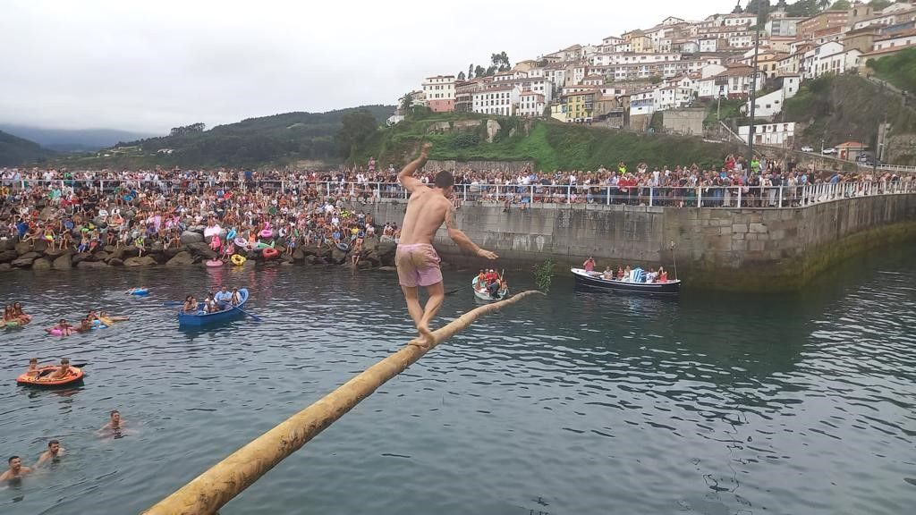 La cucaña de Lastres bate récord de participación y público.