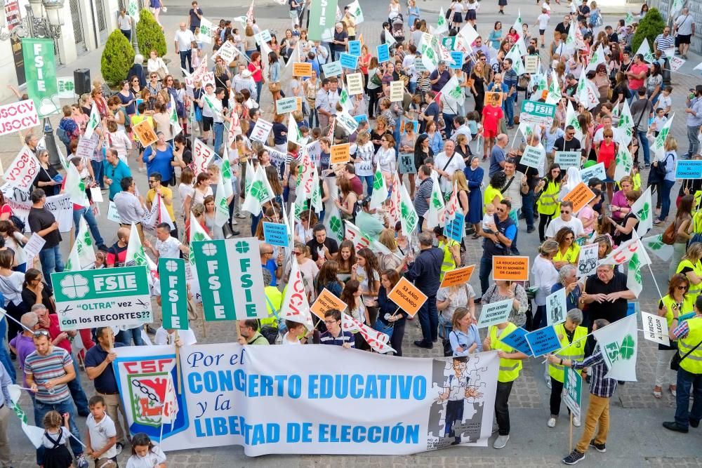 La educación concertada protesta en Elda contra los recortes del Consell