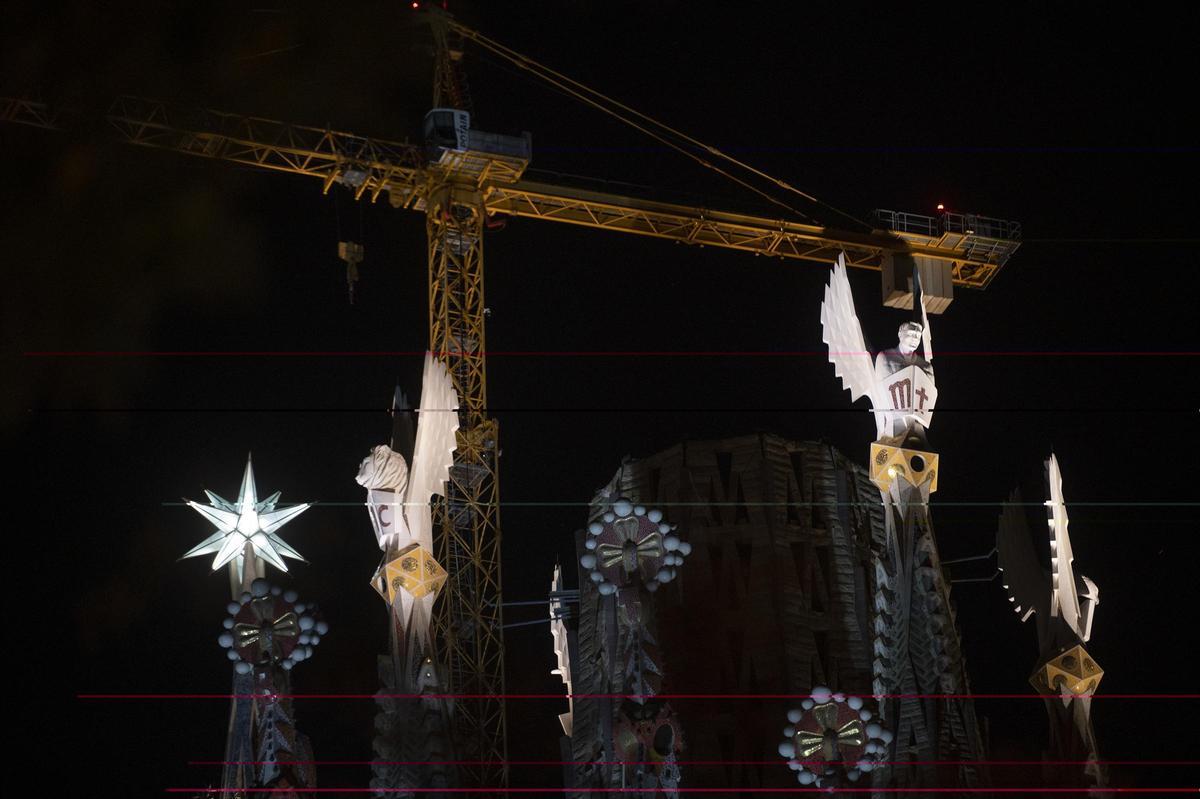 Las cuatro torres de los Evangelistas de la basílica de la Sagrada Familia se iluminan por primera vez