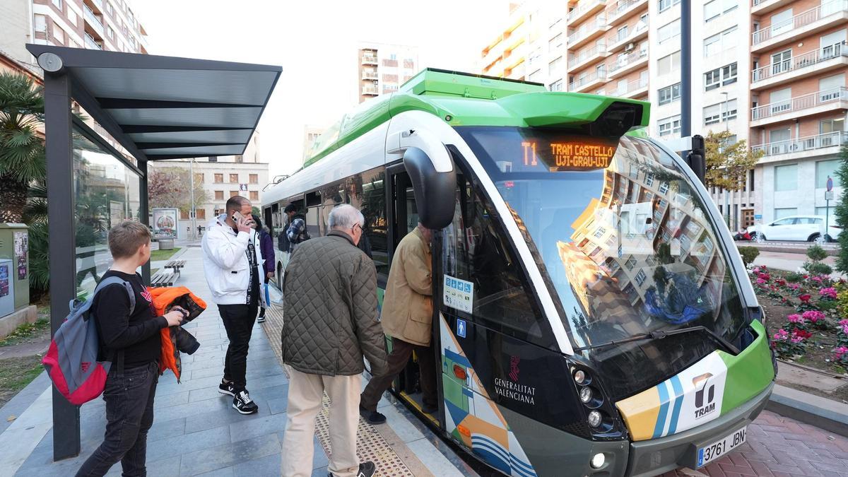 Usuarios suben el TRAM en la plaza Cardona Vives de Castelló.