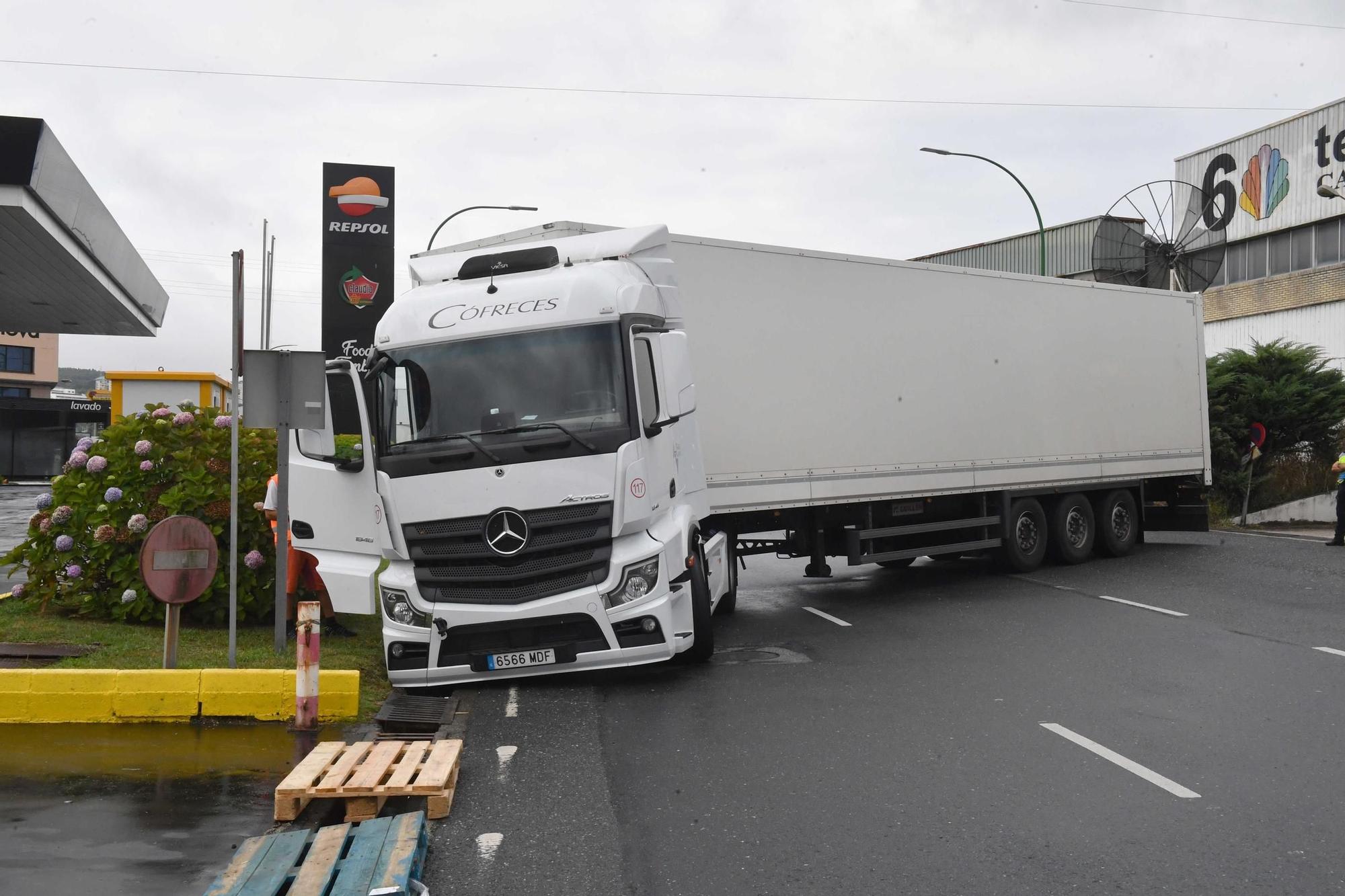 Un tráiler queda atascado en Pocomaco e interrumpe el tráfico en los accesos al polígono