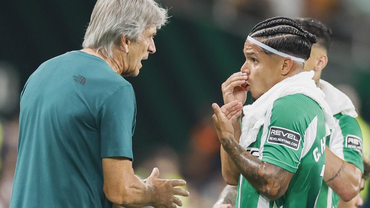 Manuel Pellegrini dialoga con Cucho Hernández durante el Real Betis Balompié-Real Sociedad de la jornada 5 de LaLiga EA Sports.