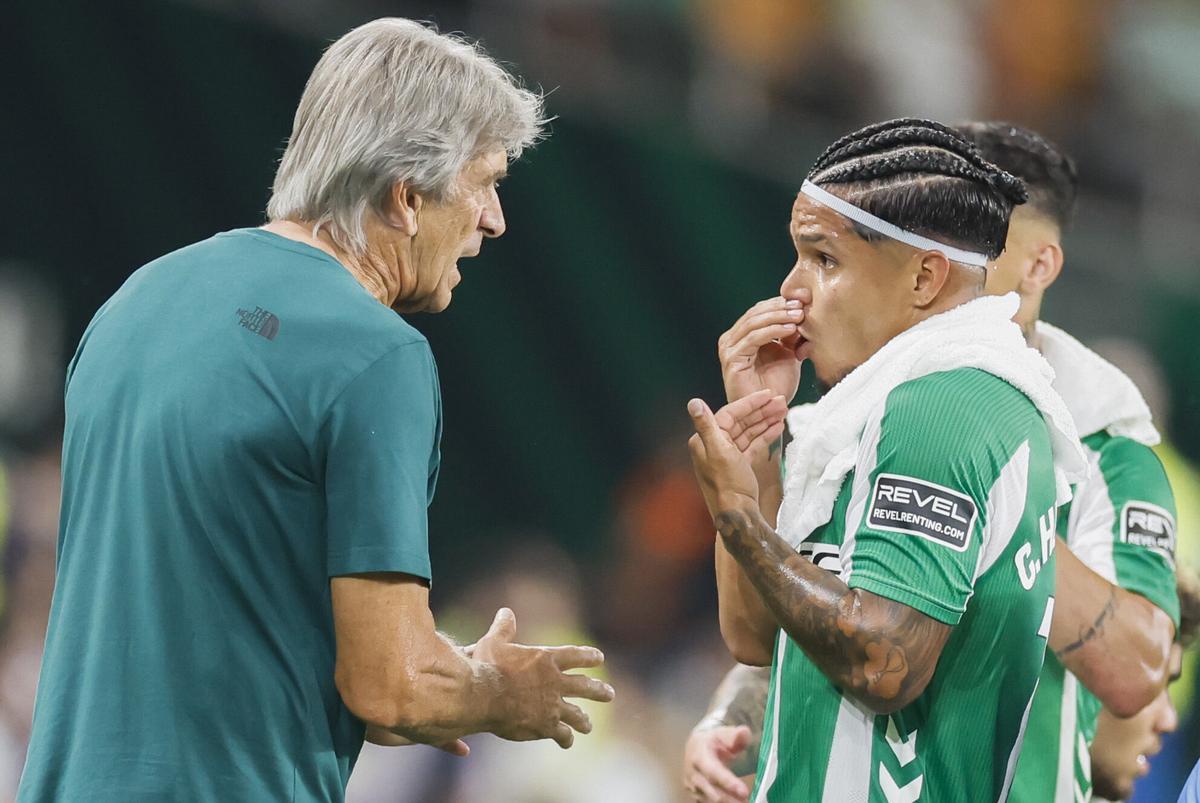 Manuel Pellegrini dialoga con Cucho Hernández durante el Real Betis Balompié-Real Sociedad de la jornada 5 de LaLiga EA Sports.