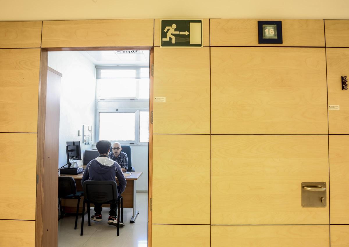 Un médico atiende a un paciente