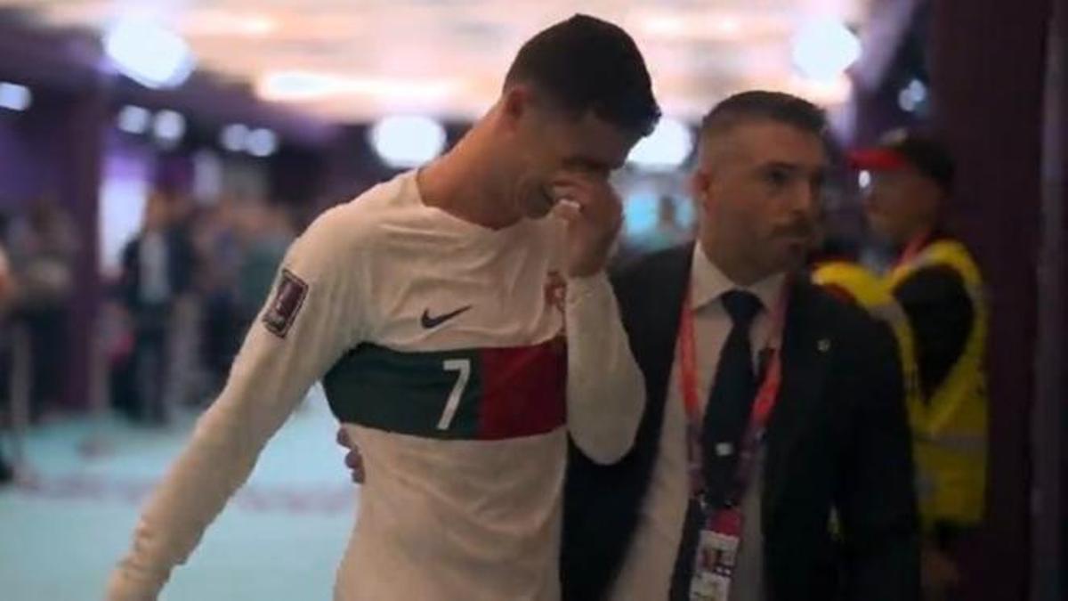 Cristiano abandonó el terreno de juego entre lágrimas.