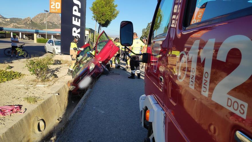 Herido un anciano de 86 años al caer el coche que conducía a un badén en Cieza